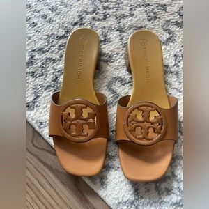 Tory Burch Bombe Miller Slide 25MM Sandal, Calf Leather, Caramel size 7.5